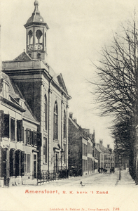 12672 Gezicht in 't Zand met bebouwing te Amersfoort uit het westen; met links de voorgevel van de R.K. Sint Franciscus ...